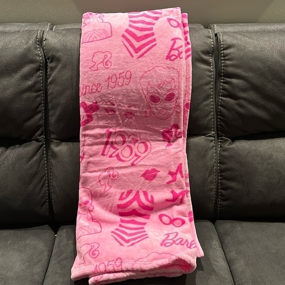 NWT! BARBIE Barbie Doll PINK 1959 PLUSH OVERSIZED 50X 70 Throw Blanket - Picture 8 of 9